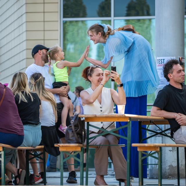Animacje szczudlarki.