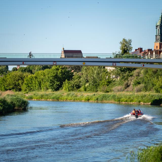 Widok na wartę i Ostrów Tumski podczas rejsu motorówką.