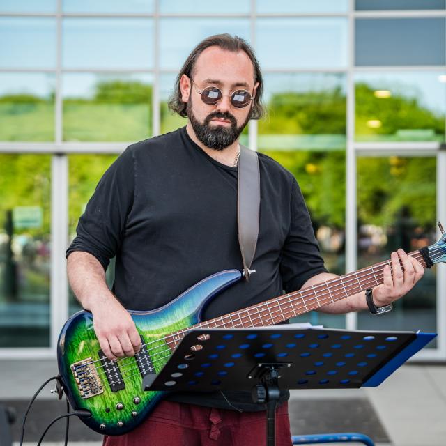 Jakub Szpunt — gitara basowa..