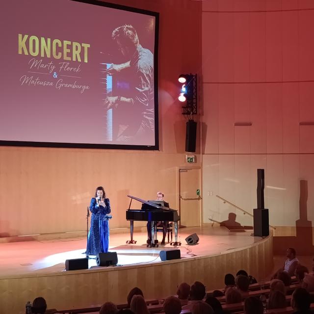 Marta Florek i Mateusz Gramburg na scenie Politechniki Poznańskiej.