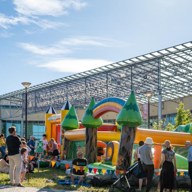Dmuchańce a w perspektywie budynek Centrum Wykładowego PP.