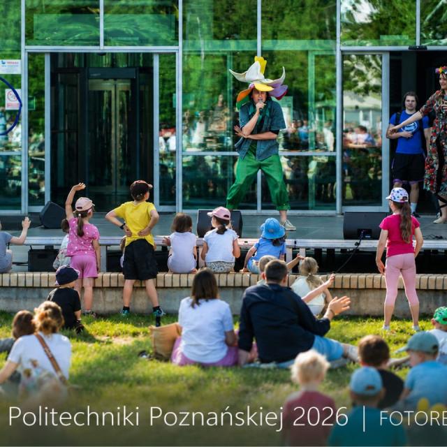 Scena a na niej aktorzy grający przedstawienie "Narcys" bajki z morafłem, DJem i pełną muzyką.